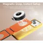 Ulanzi PS01 MagSnap ультратонкая магнитная подставка для телефона с мгновенным креплением, совместимая с аксессуарами MagSafe, показана в действии со смартфоном в защитном чехле.