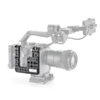Боковая монтажная плита Tilta для Sony FX6 с резьбовыми отверстиями 1/4-20 и 3/8-16, установленная на кэдж для универсальной настройки оборудования