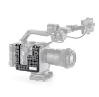 Tilta Sony FX6 kameras malas montāšanas plāksne ar 1/4-20 un 3/8-16 vītņu piestiprināšanas punktiem, piestiprināta pie kameras korpusa daudzpusīgai uzstādīšanaiTilta Sony FX6 kameras malas montāšanas plāksne ar 1/4-20 un 3/8-16 vītņu piestiprināšanas punktiem, piestiprināta pie kameras korpusa daudzpusīgai uzstādīšanai