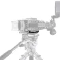 Tilta Sony FX6 kameras malu montāžas plāksne ar 1/4-20 un 3/8-16 vītņu punktiem, piestiprināta kameru būrī, lai nodrošinātu daudzveidīgu papildierīču piestiprināšanu un portreta uzņemšanu.