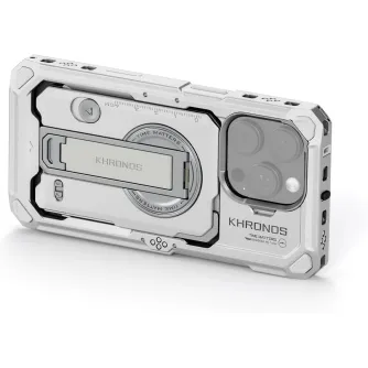 Tilta Khronos iPhone 16 Pro čaula titāna baltajā krāsā ar modulāru dizainu, iekārtota ar lēcām, dziļuma mērvienību un bloku piekabei papildus aksesuāriem