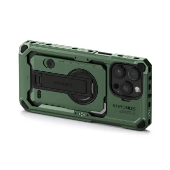 Чехол Tilta Khronos для iPhone 16 Pro Max в цвете лесной зелени, вид сзади с кластером линз, шкалой глубины и надежным зажимом для аксессуаров