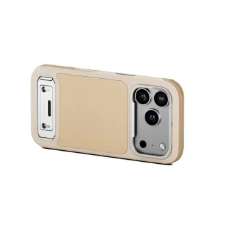 Чехол Tilta Khronos Lite для iPhone 17 Pro в цвете шампань с встроенной магнитной платформой и многоугольной подставкой для удобного использования.