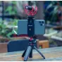Ulanzi ST-07 aukstā pēda telefona fiksators ar piestiprinātu sarkano mikrofonu uz viedtālruņa, montēts uz statīva stabilai videoblogēšanai