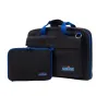 CamRade comPanion Bag ar papildus aizsargājošu pārvalku – ūdensizturīgs melns Cordura portfelis laptopiem, planšetdatoriem un filmēšanas aprīkojumam ar zilajiem YKK zipiem un bagāžas riteņa piestiprinājumu.