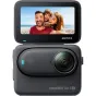 Компактная акционная камера Insta360 GO 3S 64GB черного цвета с базой Action Pod и выдвижным сенсорным экраном, на экране отображается селфи с тремя людьми на пляже