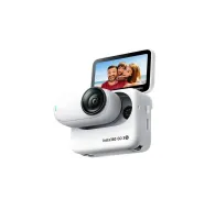 Экшн-камера Insta360 GO 3S объемом 64 ГБ с базой Action Pod и 2,2-дюймовым сенсорным экраном, отображающим группу из трех улыбающихся людейЭкшн-камера Insta360 GO 3S объемом 64 ГБ с базой Action Pod и 2,2-дюймовым сенсорным экраном, отображающим группу из трех улыбающихся людей