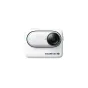 Insta360 GO 3S 64GB kompaktā akcijas kamera priekšējā skatā ar izteiktu lēcu ar zaļganu stiklu, indikatora gaismu un elegantu dizainu, kas uzsver magnētiskās stiprināšanas sistēmu.