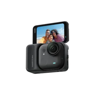 Insta360 GO Ultra melna darbības kamera ar 4K60 video, ekrānā redzama pludmales fotogrāfija, kompakts dizains un magnētiskā fiksācijas sistēma