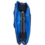 camRade tripodBag Lite atvērtā redzējumā ar melno statīvu iekšpusē, mīksta iekšējā oderējuma un zilā Cordura auduma soma statīviem līdz 86 cm