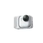 Insta360 GO Ultra balta akcijas kamera no sānu skata, izceļot tās eleganto dizainu, magnētisko montāžu un ultraplatu objektīvu 4K60fps video ierakstīšanai.