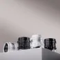 Объектив Thypoch Simera 35мм f1.4 для Sony E Mount с двойными табло фокусировки и ретро-дизайном, вид спереди с кольцами диафрагмы и фокусировки.