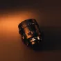 Объектив Thypoch Simera 35мм f1.4 для Sony E Mount с фиксирующей защёлкой на бесконечности, демонстрирующий высококачественную оптику и ретро-дизайн.