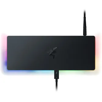 Razer Thunderbolt 4 Dock Chroma ar RGB apgaismojumu, savienots ar Thunderbolt 4 kabeli, ar elegantu melnu dizainu un 10 daudzveidīgiem portiem, lai uzlabotu savienojamību ar PC un Mac.