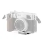 Fujifilm X100VI kamera ar koka gripu, gatava ARCA saderīgai montāžai, sudraba korpuss, Fujinon asfēriskā lēca, sānu skats