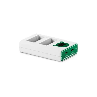 Tilta NP-W126S divkanālu bateriju lādētājs mežzaļā krāsā, kompakts dizains ar USB-C un Micro-USB ievadēm, LCD ekrāns bateriju statusa rādītājiem