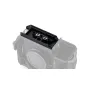 Нижняя пластина Tilta ARCA с проходом для кабеля для Sony a1 II/a9 III - черная, крупный план надежной алюминиевой пластины с отверстием для проводов для аккуратной сборки камеры и стабильного крепления на ARCA-совместимые штати