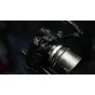 Tilta Panasonic S1R II kameras korpuss ar pielāgotu virsotnes rokturi un drošu objektīva aizsardzību, ar 1/4-20 un 3/8-16 vītnēm dažādu piederumu piestiprināšanai