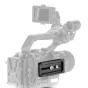 Tilta TA-UQRP-MF melna ātrās atbrīvošanas plāksnīte Manfrotto-stila kameru konstrukcijām ar antilīdzslīdošajām gumijas padēm un pielāgojamajiem skrūvju slīdošajiem caurumiem precīzai pozicionēšanai.