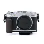 Fujifilm X-M5 kamera ar Tilta The Thumb Grip - melnā valrieksta koka pamatne un karstā pēda pirkstgripis stabilai fotogrāfēšanai ar roku