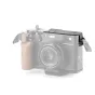 Fujifilm X100VI fotoapārāts ar kokgripu, priekšējais skats ar Fujinon aculēnu un virsotnē montētu zibspuldzi, ideāls fotogrāfijas mīļotājiem