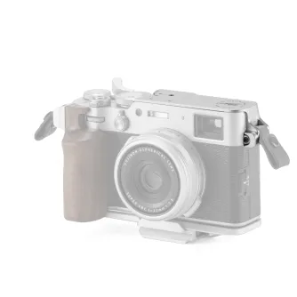 Фотоаппарат Fujifilm X100VI с защитной пластиной Tilta, серебристый корпус, вид сбоку с деревянной рукояткой для удобства