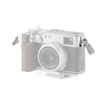 Fujifilm X100VI fotoaparāts ar Tilta augstās aizsardzības plāksni, sudraba korpuss, sānu skats ar kokgripu labākai apkalpošanaiFujifilm X100VI fotoaparāts ar Tilta augstās aizsardzības plāksni, sudraba korpuss, sānu skats ar kokgripu labākai apkalpošanai
