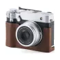 Tilta vintage ādas kameru korpuss Fujifilm GFX100RF ar integrētu rokturi un pirkstu atbalstu, izceļot priekšējo objektīvu un ergonomisko dizainu