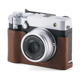 Кожаный чехол-рукоятка Tilta для Fujifilm GFX100RF с интегрированной ручкой и опорой для большого пальца, демонстрирующий передний объектив и эргономичный дизайн
