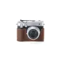 Кожаный чехол-рукоятка Tilta для Fujifilm GFX100RF с интегрированной ручкой и клапаном доступа к батарее, вид спереди с объективом Fujinon асферическим.