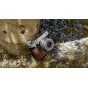 Кожаный чехол-рукоятка Tilta для Fujifilm GFX100RF с интегрированной ручкой и подставкой для пальца на естественном каменистом грунте с высохшими листьями и травой.