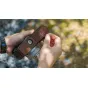 Tilta vēsturiskā ādas kameras korpuss Fujifilm GFX100RF ar integrētu pirkstu turi un vieglu piekļuvi baterijai, demonstrējot augstas kvalitātes izstrādi un vieglu aizsardzību lauka fotografēšanai.