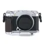 Tilta vintage kameru korpuss Fujifilm X-M5 ar valriekstu koka rokturi, ādas siksnu sprādzēm un ARCA ātrā atbrīvošanas plāksnes adapteri - priekšējā skats
