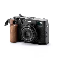 Fujifilm X100VI с крэдлом Tilta в ретро-стиле, черный цвет, с деревянной ручкой из орехового дерева и L-скобой для удобного удержания и крепления ремня.Fujifilm X100VI с крэдлом Tilta в ретро-стиле, черный цвет, с деревянной ручкой из орехового дерева и L-скобой для удобного удержания и крепления ремня.