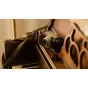 Tilta vintage stila fotoaparāta kārba Fujifilm X100VI ar valrieksta koka rokturi un augstākās kvalitātes ādas jostu, ar ergonomisku pirkstu turētāju un Arca saderīgu dizainu ceļojumu fotogrāfijai.