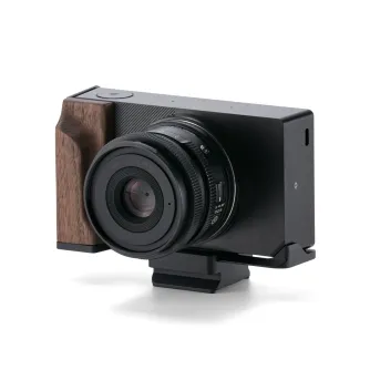 Кейс Tilta Vintage для камеры Sigma BF с деревянной рукояткой из орехового дерева, черный, вид спереди и сбоку с пластиной ARCA для крепления