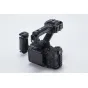 Tilta XLR paplašinājuma kārba Canon C50 kamerai ar NATO sliedi un auksto pēdu, uzstādīta uz kameras augšējās roktura, ar papildus aksesuāru piestiprināšanas iespēju.