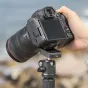 Ulanzi 1.8m vieglais bezspoguļu fotostatīvs ar lodes galvu, uz kura uzstādīta bezspoguļu kamera ar teleobjektīvu, ideāls ceļojumu fotografēšanai
