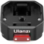 Ulanzi CLAW Arca ātrās atbrīvošanas bāze augšup skatījumā ar slīdošu slēdzi, diviem atsperu slēdžiem, centrālo 1/4 collu vītni un Ulanzi logotipu, izstrādāta eleganta melna alumīnija ar vairākiem montāžas punktiem.