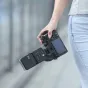 Ulanzi F32 V2 ātrgaisma blakslampa ar iebūvētu akumulatoru, piestiprināta pie DSLR kameras, redzama priekšpuse ar intuitīvām kontrolpogaļām un displeju