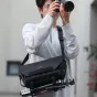 Ulanzi B010 9L ūdensizturējošais sling bag ar pielāgojamiem dalītājiem, kurā ietilpst DSLR fotoaparāta aprīkojums un fotostatīvs, ideāls fotogrāfiem ceļojumiem