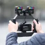 Смартфонный видеостабилизатор Ulanzi U-Rig с двумя би-цветными LED-панелями в действии, руки держат эргономичные рукоятки с подсвеченными LED-панелями для влогинга и мобильной съемки