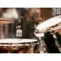 Universal Audio SD-3 dinamiskais mikrofons ar cardioīdu raksturojumu, piemērots augstiem SPL līmeņiem, piemēram, snāpšņu un pušinstrumentu ierakstīšanai, novietots studijas iestatījumā pie bungu cimbaļiem.