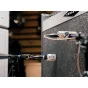 Universal Audio SD-3 dinamiskais mikrofonis, montēts uz boom stenda, paredzēts augstiem SPL līmeņiem, ar kompakto dizainu un pievienotu XLR kabeli.