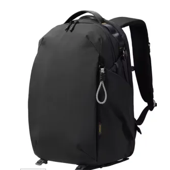 Ulanzi YY038 Urban Travel Backpack V2 22L - elegants melns sānu skats ar mīkstinātām plecu siksnām, sānu bungee šnoru un modulāriem nodalījumiem fotoaprīkojumam un ikdienas lietām