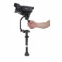 Varizoom Stealthy daudzfunkcionāls kameras stabilizators rokās ar montētu Canon kameru, piemērots mobilajai uzņemšanai un video stabilizācijai