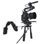 Система поддержки Varizoom VZ-DVRODS с углеродными стержнями 15мм и регулируемой основой для профессиональных кинокамер, установленная на штативе с устройством для фокусировки.