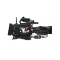 Blackmagic Design URSA Cine 12K LF 100G profesionālā kinokamera ar dzīvo attēlu uz ekrāna, savienota ar ārējo ierakstītāju, ar B4 objektīva montāžas vietu un ādas rokturi