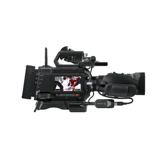Blackmagic Design URSA Cine 12K LF 100G profesionālā kinokamera ar dzīvo attēlu uz ekrāna, savienota ar ārējo ierakstītāju, ar B4 objektīva montāžas vietu un ādas rokturi