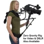 Плечевой риг Varizoom VZ-ZGRIG для DSLR с амортизационной подвеской для плавной ручной видеосъемки, регулируемый для комфорта и баланса, в использовании с камерой на правом плече